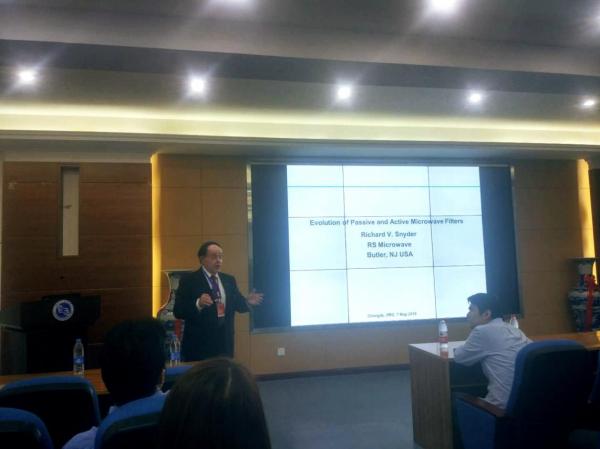 美国专家做客电子论坛