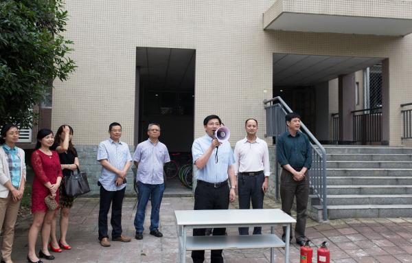 学校举行防灾减灾应急疏散演练