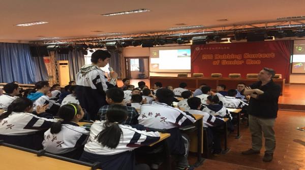 格拉斯哥学院外籍专家赴成都外国语学校开展科普讲座