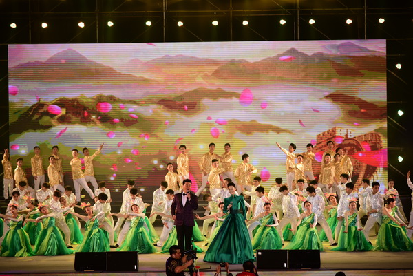 晚会0019.JPG a2d45b7025bb1fb53957c4fca67d4c43.jpg