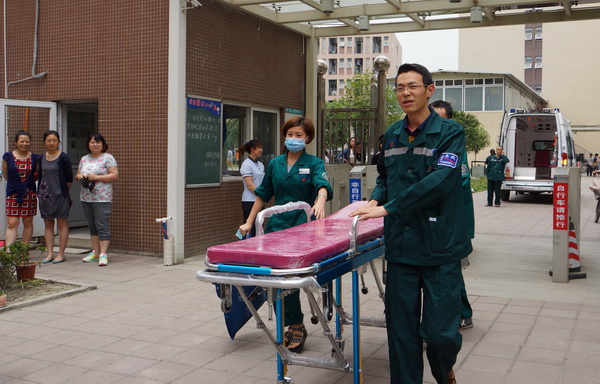 学校举行防灾防震疏散演练