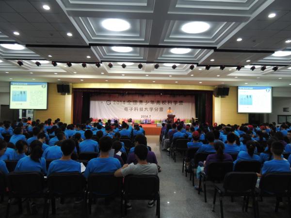 青少年科学营电子科大分营举办巡线机器人培训