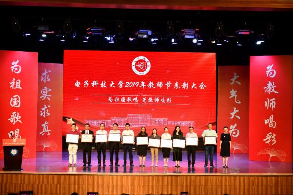 领奖0012.jpg a528759fa7ce0b83ff0333215f04e3df.jpg