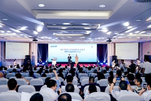 学校举行首届校友文化节暨2025年秩年返校大会