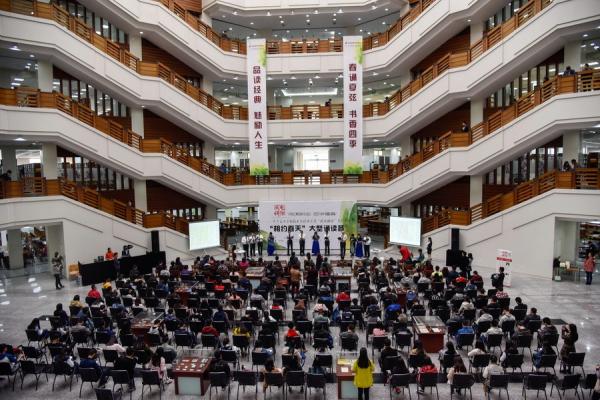 经典诵读开启学校第六届读书月活动序幕