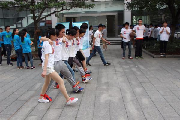 “五彩缤纷”学生联盟举行“运动健心”趣味运动会