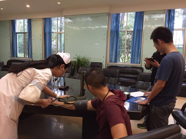 校医院开展贴心服务进学院活动