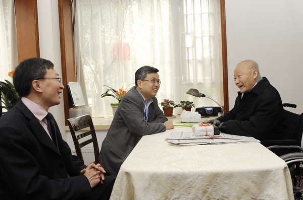 南开大学校长龚克看望林为干院士