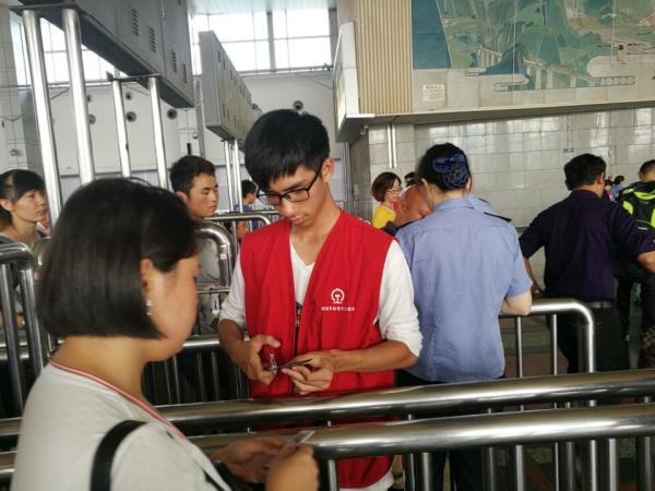 物电学院微尘志愿队国庆期间开展火车站义工服务