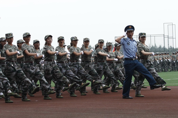 2014级新生军训圆满结训