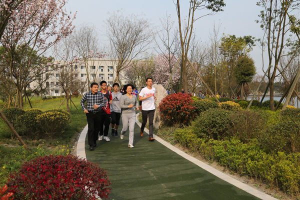 学校举行“运动·健康·快乐”环湖健身跑活动