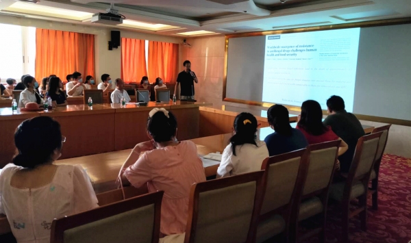 华中科技大学王晨辉教授做客学术沙龙 (2).jpg