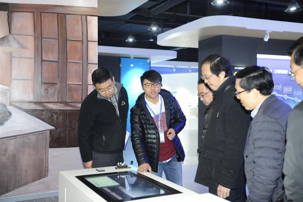 【聚焦】学校工作研讨会与会代表参观电子科技博物馆