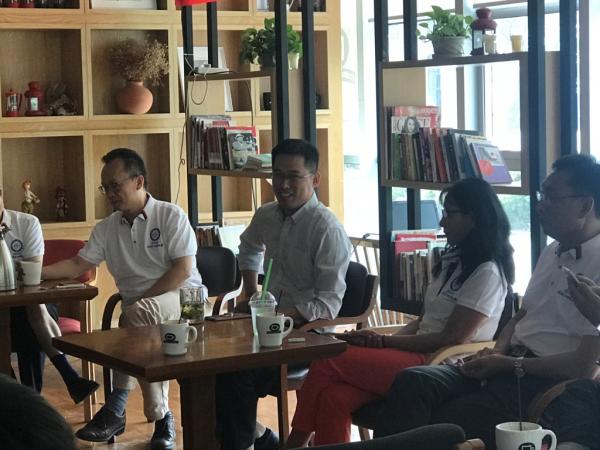 通信两批校友返校开展毕业纪念活动