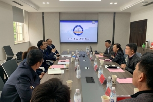 新疆工业和信息化厅党组副书记、副厅长邓熙来校交流