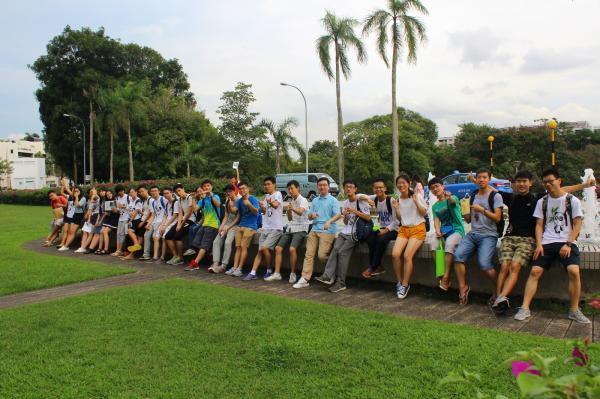 参观华裔馆.JPG 参观华裔馆.JPG