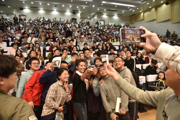 【成电讲坛】央视主持人朱迅谈青春与理想