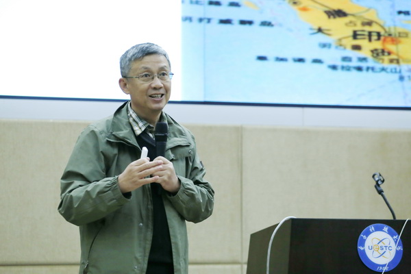 海军少将陈俨做客成电讲坛谈南海问题