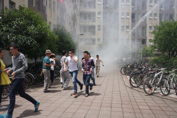 学校举行防灾减灾应急疏散演练