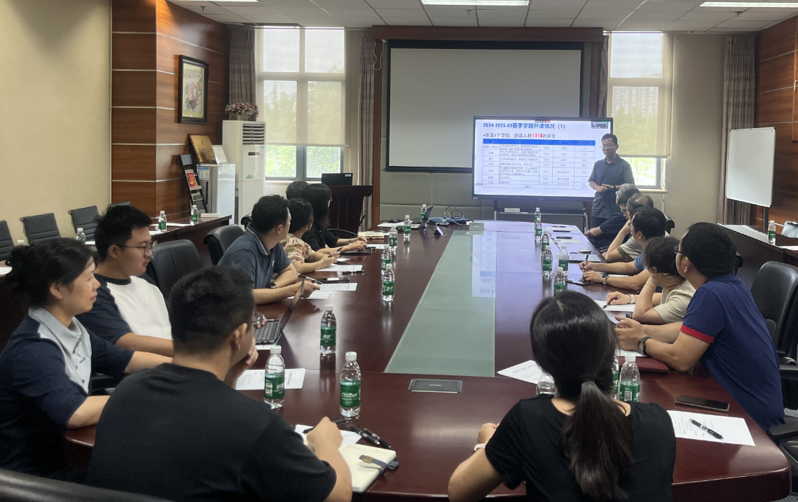 学校“专业写作基础”通识必修课课程组召开期末总结交流会