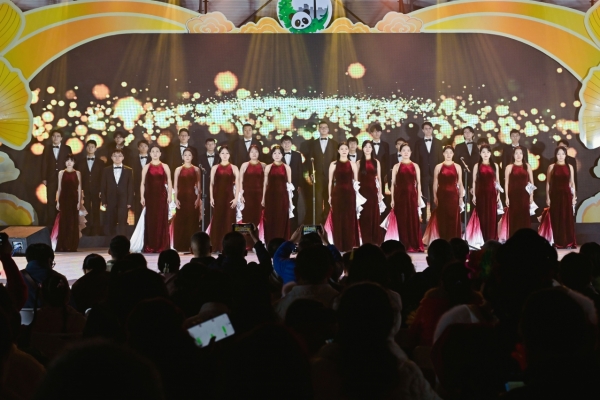 银杏映成电 金秋耀成华