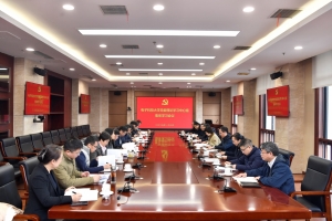 学校党委理论学习中心组举行集体学习会议