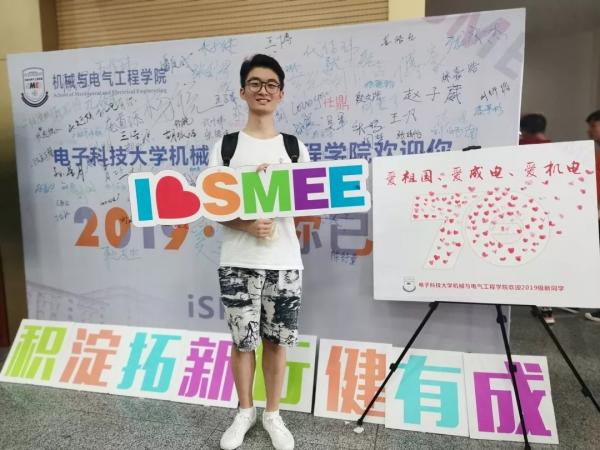 我和机电合个影.jpg 我和机电合个影.jpg