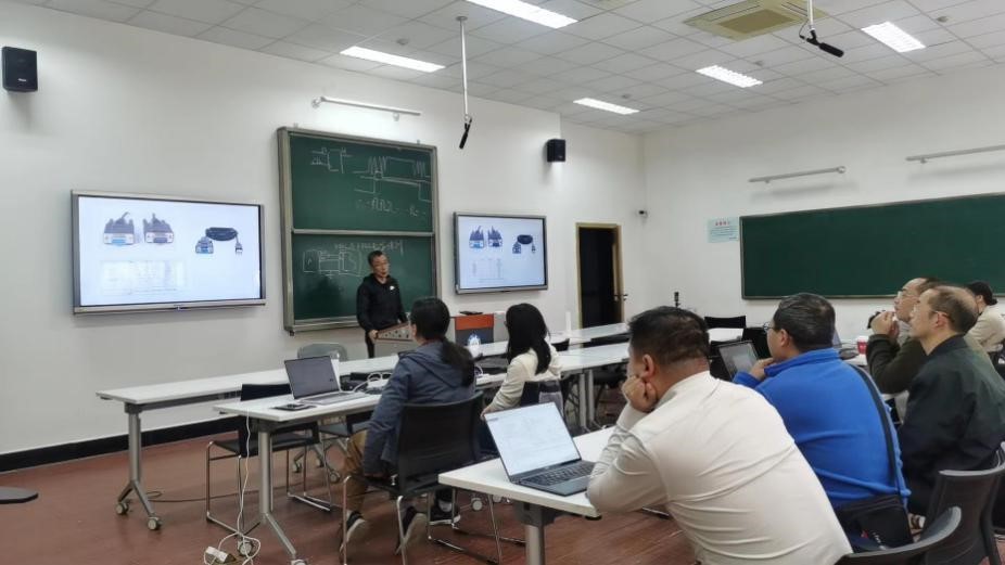 “数字逻辑设计及应用”课程组举行教师培训及研讨活动