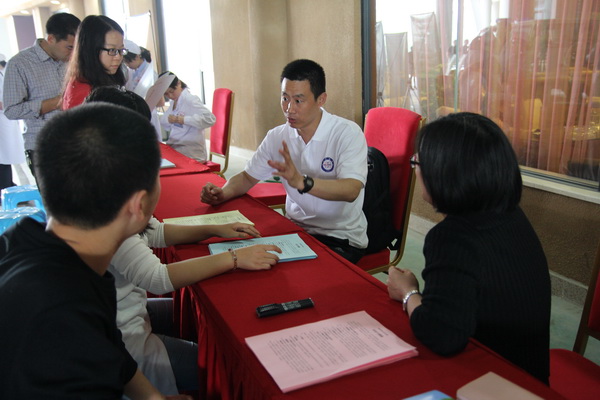 学校举行青年教师关爱活动