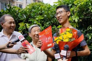 四川省第一封高考录取通知书从电子科大发出