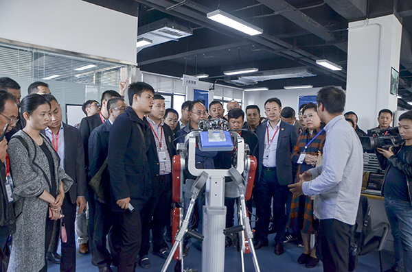 川商知名企业家研修班走进电子科技大学