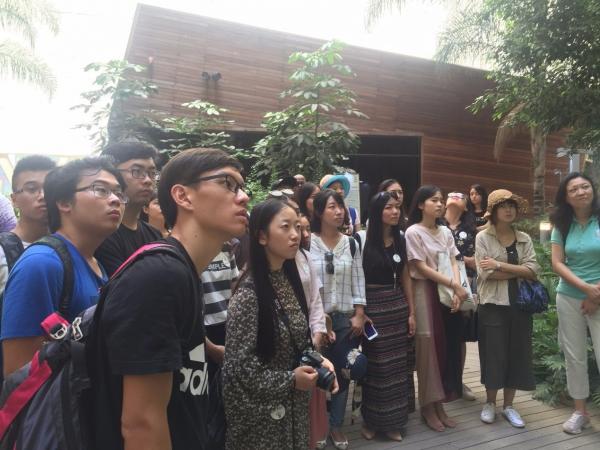 同学们在Bazan Group认真听工作人员讲解.jpg adb88471450a5b6a179946f1fd8dcb1f.jpg