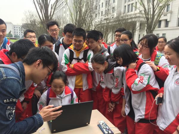 成都树德中学300余名学生来校参观