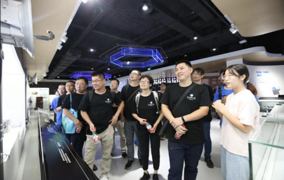 电子学院举行“少年归来时”校友返校活动