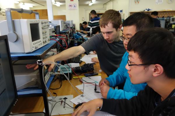 学生在格拉斯哥大学实验室.JPG 学生在格拉斯哥大学实验室.JPG