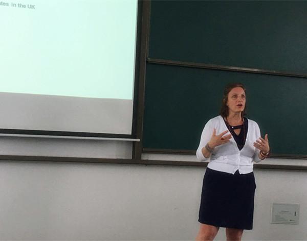 英国东伦敦大学社会科学学院院长来校讲学