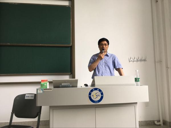 汤浩博士给青年老师和同学讲解质子交换膜燃料电池的相关知识.jpg 汤浩博士给青年老师和同学讲解质子交换膜燃料电池的相关知识.jpg