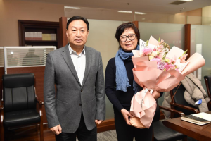 四川省政府参事室主任崔志伟看望慰问童玲教授