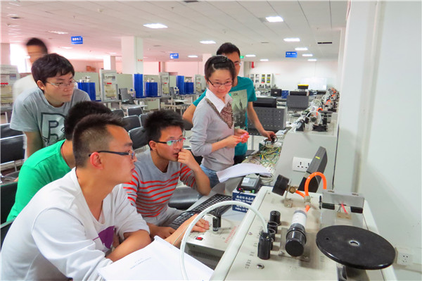 学生做实验.jpg 学生做实验.jpg