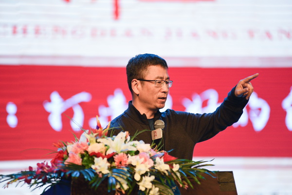 白岩松登成电讲坛谈“打造更好的自己”