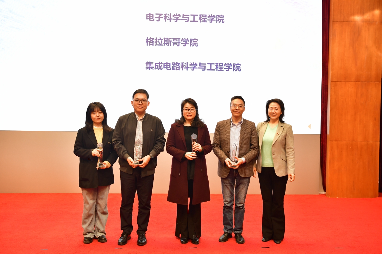 颁奖1.JPG aefb32c1a5b5a78121f107b00243f4e4.jpg