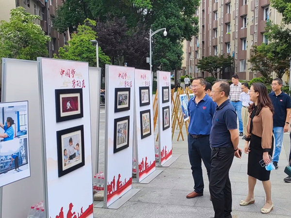 后勤保障部举行“中国梦·劳动美——喜迎二十大 建功新时代”图片展