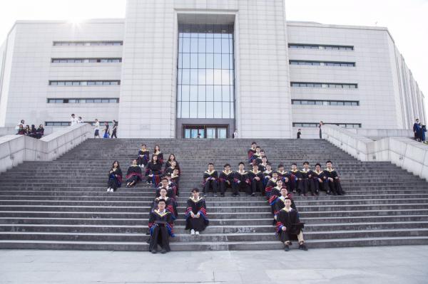 10 毕业照.jpg 10 毕业照.jpg