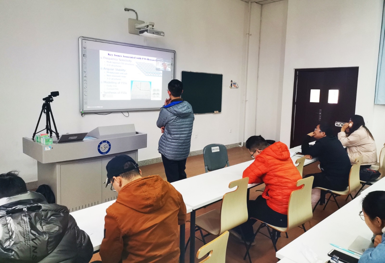 学生讨论.jpg 学生讨论.jpg