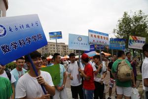 学校喜迎九千多名新生