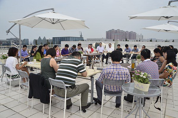 经管学院举行教师节青年教师座谈会