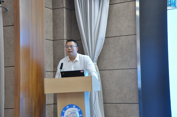 荆燕飞作报告.jpg 荆燕飞作报告.jpg