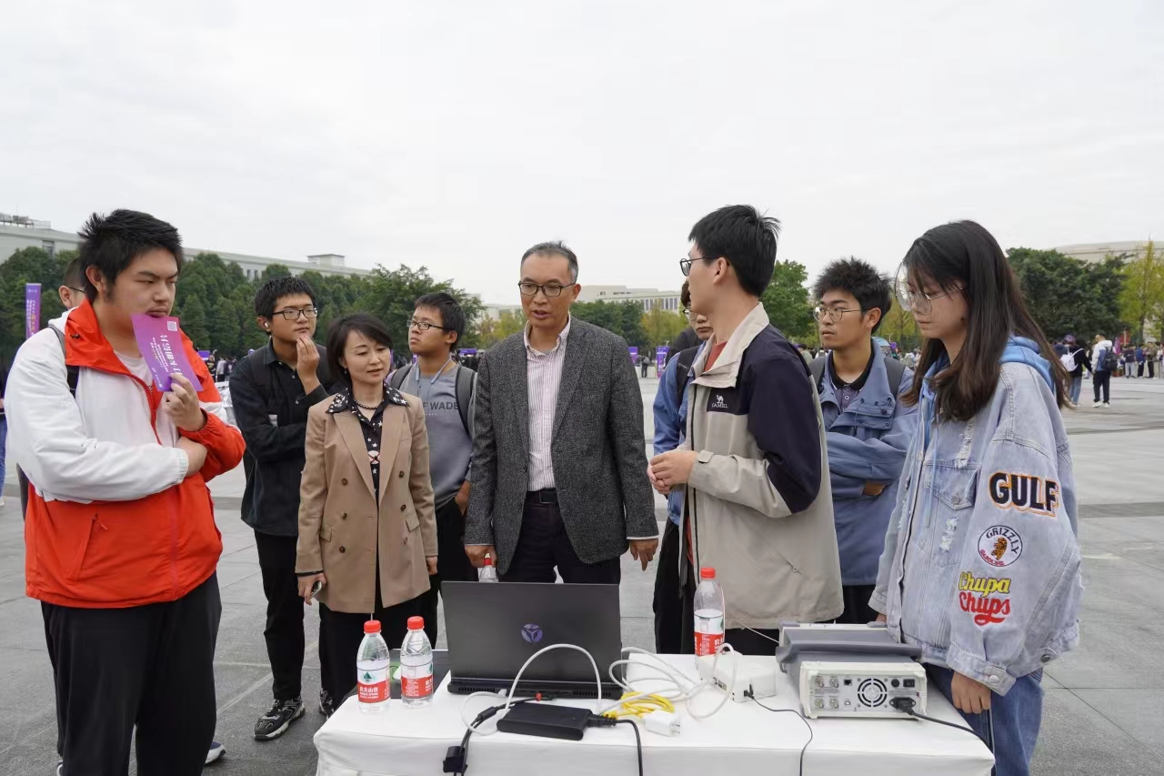 自动化工程学院积极参加2023年新工科教育作品展