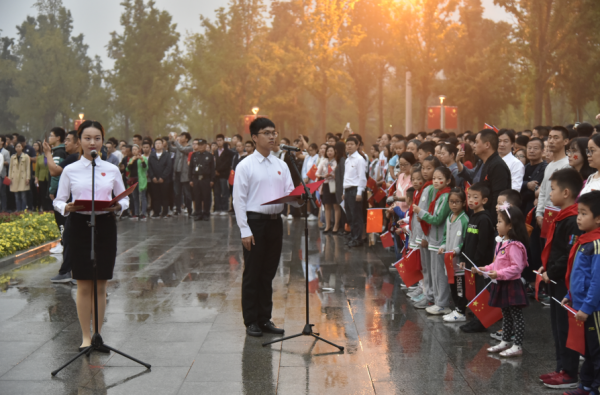 【主题教育】电子科大举行升旗仪式庆祝新中国成立70周年