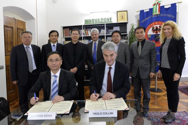 与特伦托大学校长签署合作协议.jpg 与特伦托大学校长签署合作协议.jpg